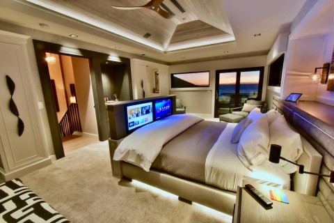 A modern bedroom in Hawaii with expert lighting design.